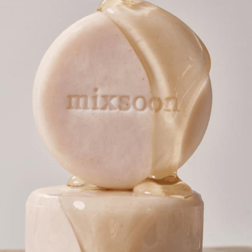 Mixsoon Deep Foaming Rice Bar  Descoperă puritatea și simplitatea cu săpunul solid Mixsoon Deep Foaming Rice Bar. Acest săpun de 100g este creat folosind ingrediente esențiale și naturale pentru a curăța și ilumina tenul. Infuzat cu extract de orez, acest săpun bogat în antioxidanți ajută la îmbunătățirea clarității pielii și la minimizarea porilor. Perfect pentru utilizarea zilnică, săpunul Mixsoon Deep Foaming Rice Bar lasă pielea curată, proaspătă și revigorată, fără a o usca